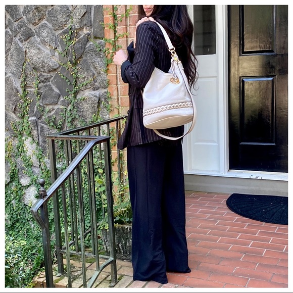 Fabulous Micheal Kors Leather chic Bucket Bag - Picture 3 of 9